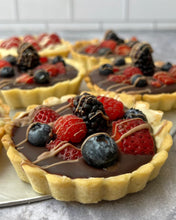 Cargar imagen en el visor de la galería, Tarta de Chocolate con Frutos rojos
