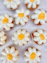 Cargar imagen en el visor de la galería, Cupcake de Margarita - relleno de lemon curd
