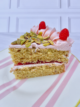 Cargar imagen en el visor de la galería, Pastel de Pistache con betún de Frambuesa
