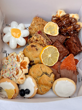 Cargar imagen en el visor de la galería, Charola de Postres variados de Temporada
