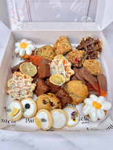 Cargar imagen en el visor de la galería, Charola de Postres variados de Temporada
