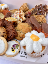 Cargar imagen en el visor de la galería, Charola de Postres variados de Temporada
