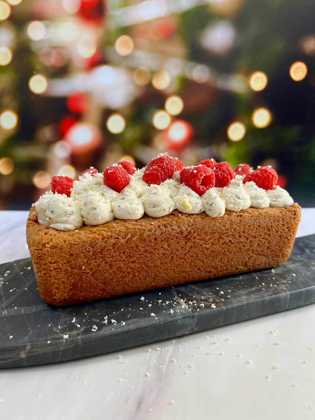 Panque Pistache con Frambuesa y Chocolate Blanco