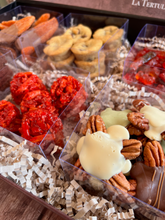 Cargar imagen en el visor de la galería, La Caja de la Cascarita - Snacks Clásicos
