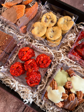 Cargar imagen en el visor de la galería, La Caja de la Cascarita - Snacks Clásicos
